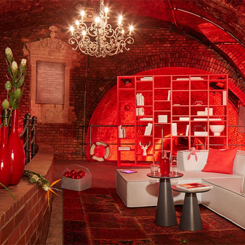 cor-conic-bijzettafel-rode-setting cor-conic-bijzettafel-rode-setting